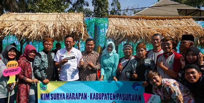 KIM Surya Harapan, Kecamatan Kraton, Pasuruan keluar sebagai juara kedua Lomba Cerdik Cermat Komunikatif (LCCK) Jatim 2019 di Gor Mageti, Magetan. (Foto: Dok Humas)