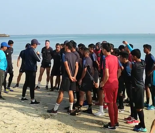 Skuad Persela Lamongan saat berlatih di Pantai Wisata Bahari Lamongan atau WBL. (Foto: Nasih/ngopibareng.id)