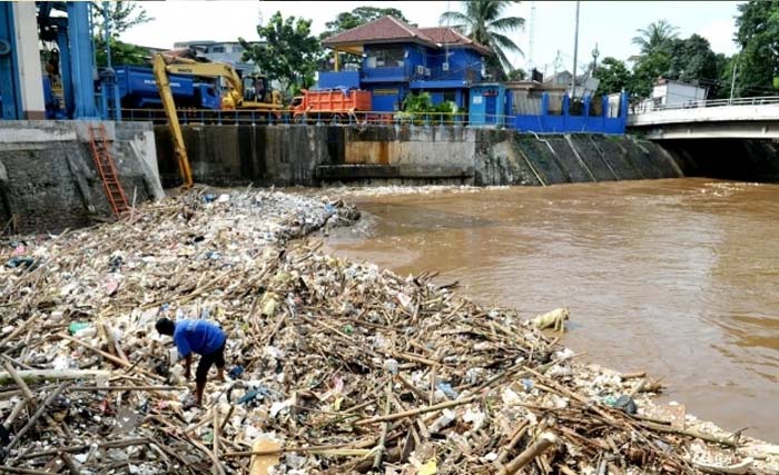 Sampah masih menumpuk di Pintu Air Jakarta, hari Kamis. (Foto:Merdeka)