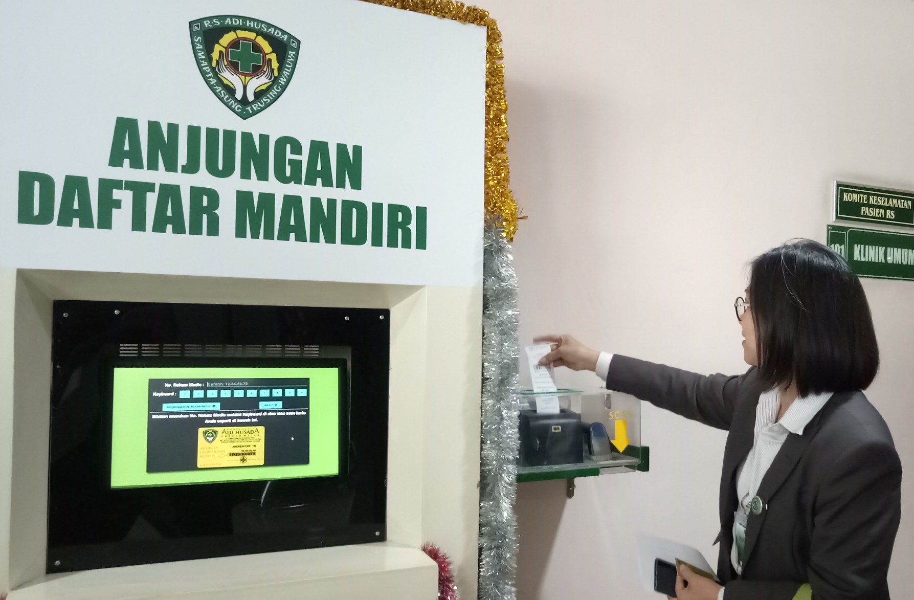 Direktur Umum RS Adi Husada Undaan Wetan dr Irawati Marga menunjukan layanan Anjungan Daftar Mandiri atau ADM. (Foto: Pita/ngopibareng.id)