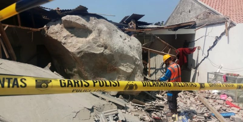 Peledakan tambang batu andesit di Gunung Miun Purwakarta merusak rumah warga dan sekolahan.