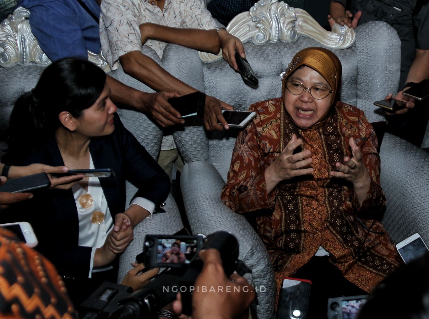 Wali Kota Surabaya, Tri Rismaharini bersama Sekjen PSSI Ratu Tisha. (Foto: Haris/ngopibareng.id)