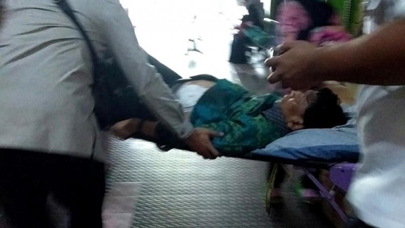 Menko Polhukam Wiranto sedang ditandu karena luka tusuk pada perut kiri oleh pelaku yang diduga jaringan teroris. (Foto: Istimewa)