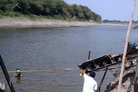 Tim BPCB saat identifikasi temuan perahu baja peninggalan zaman kolonial. (Foto: Nasih/ngopibareng.id)