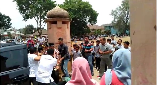 Insiden penusukan Menteri Koordinator Bidang Politik, Hukum dan Keamanan (Menko Polhukam) Wiranto di Alun-alun Menes, Pandeglang, Jawa Barat, Kamis 10 Oktober 2019.