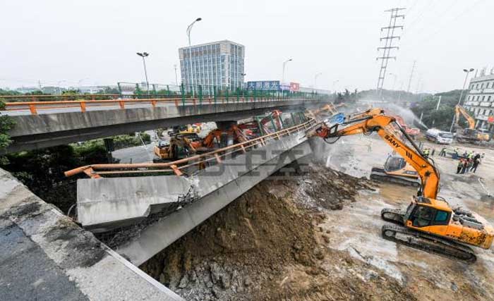 Jalan layang di Kota Wuxi, Provinsi Jiangsu, China bagian timur yang runtuh Kamis malam. (Foto:Xinhua)