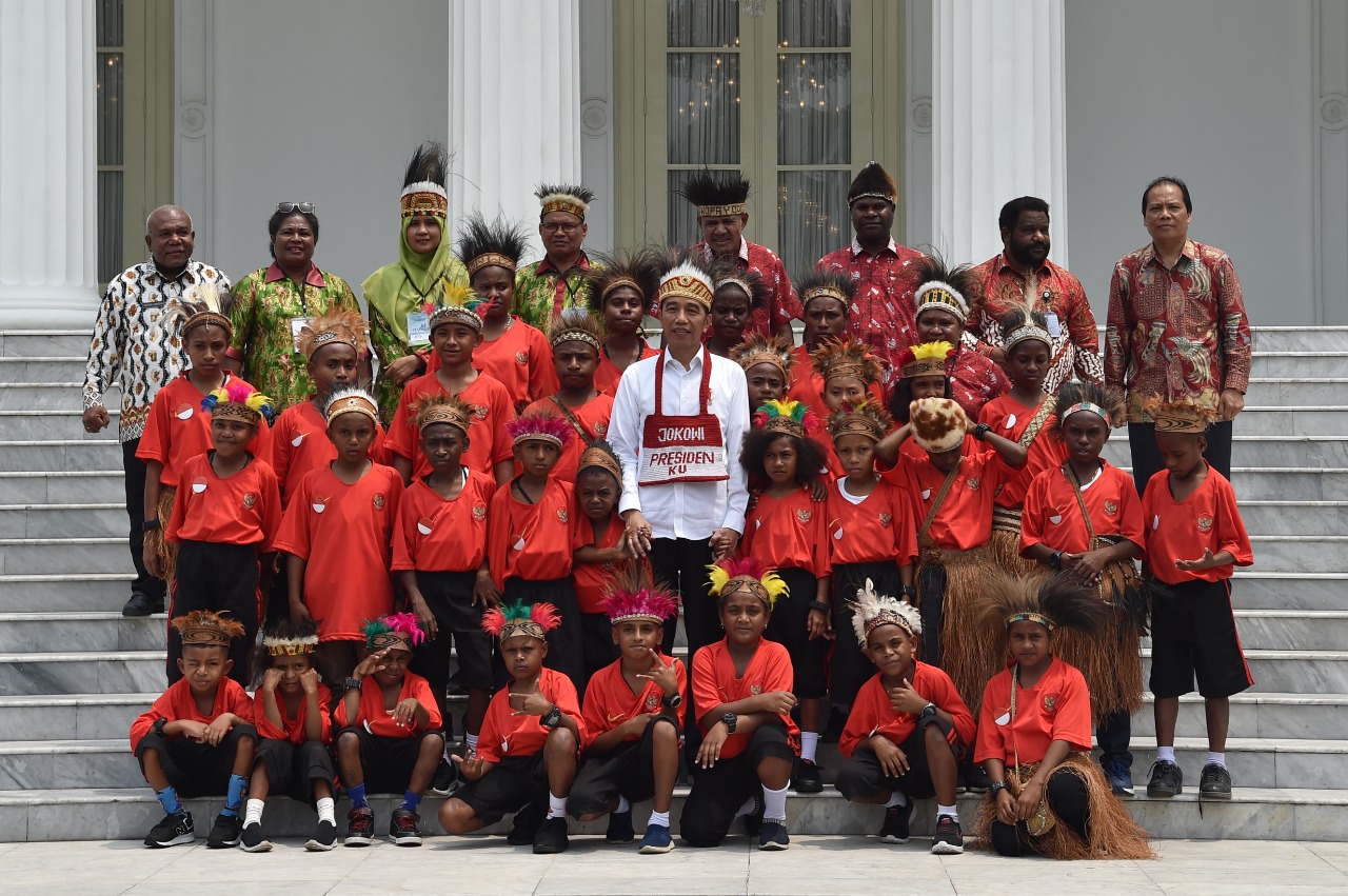 Senangnya anak-anak Papua bisa bertemu Presiden Jokowi di Istana Merdeka, Jumat 11 Oktober 2019. (Foto: Asmanu/ngopibareng.id)