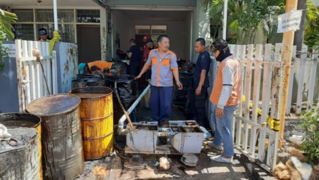 Petugas dari Dinas Cipta Karya Kota Surabaya menyiapkan tampungan tumpahan minyak yang keluar dari semburan di Kutisari, Surabaya. (Foto: Faiq/ngopibareng.id)