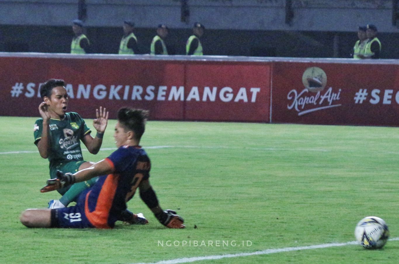 Gelandang Persebaya, Misbakus Solikin gagal memanfaatkan peluang di depan gawang Borneo Fc, Jumat 11 Oktober 2019. (Foto: Haris/ngopibareng.id)
