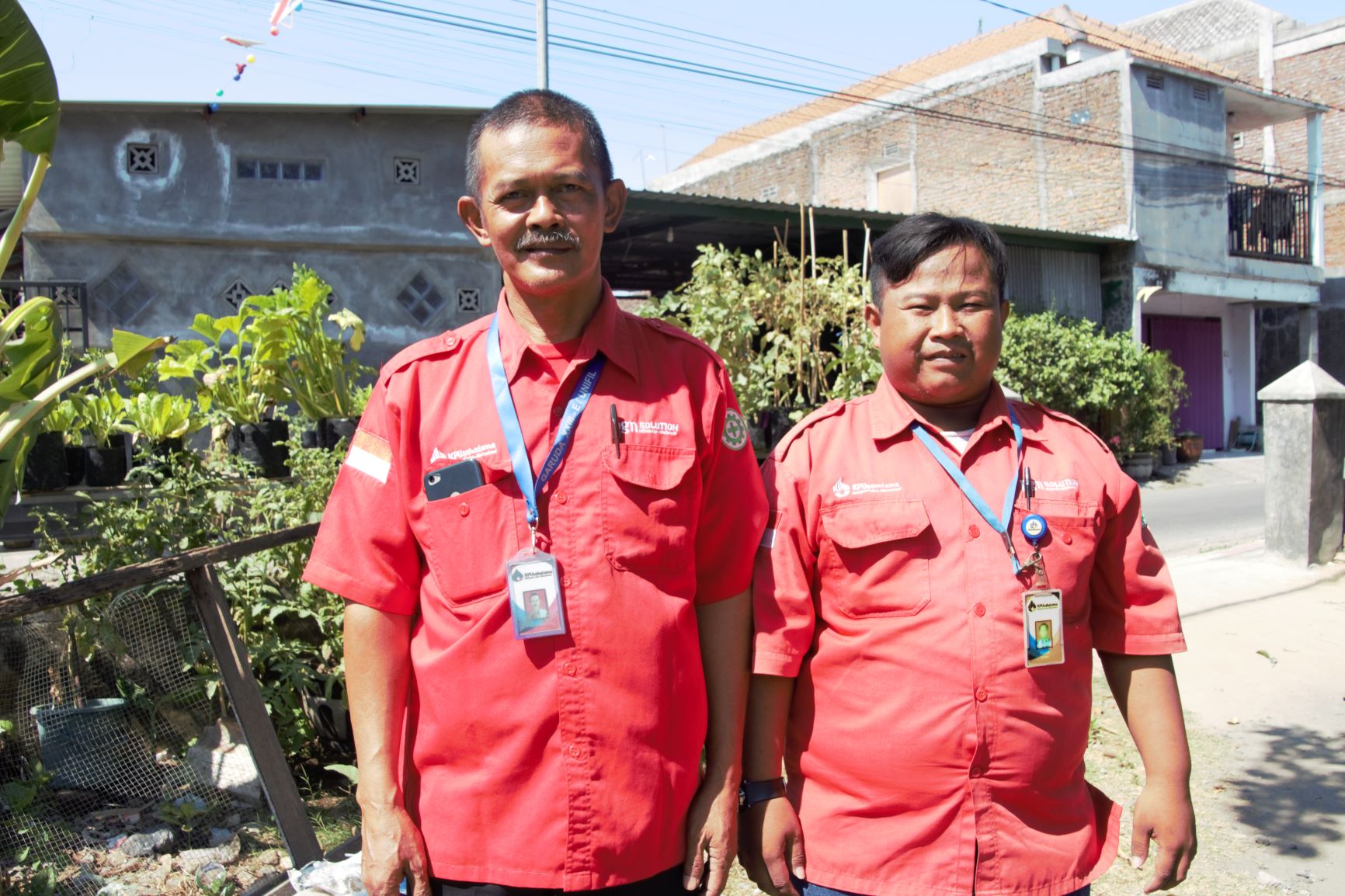 Sumarno dan David April Kristanto, dua petugas pencatat meter jargas PGN. (Foto: Rizal/ngopibareng.id)