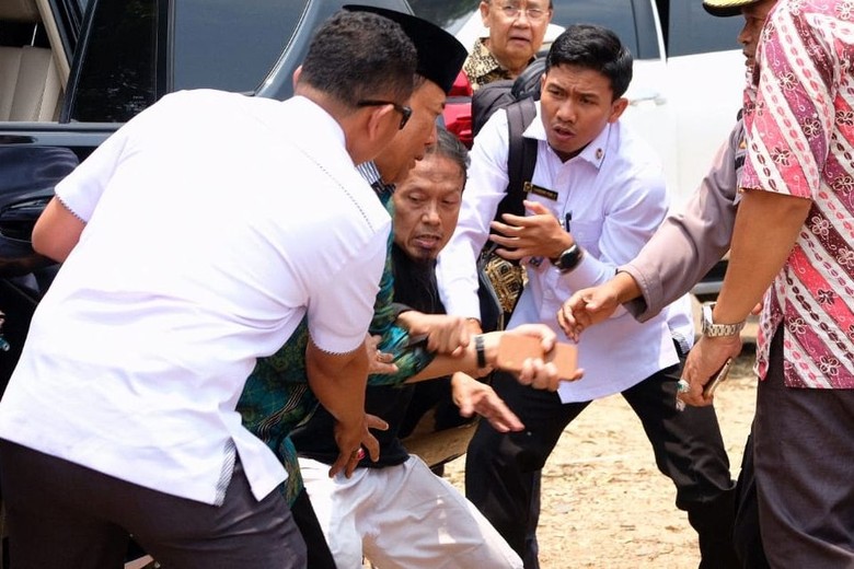 Detik-detik Menteri bidang Politik Hukum dan Keamanan (Menko Polhukam) Wiranto ditusuk Syahrial Alamsyah alias Abu Rara di Alun-alun Menes, Pandeglang, Jawa Barat, Kamis 10 Oktober 2019.