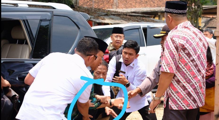 Menkopolhukam Wiranto diserang orang tak dikenal saat di Pandeglang, Banten. (Foto: Istimewa)