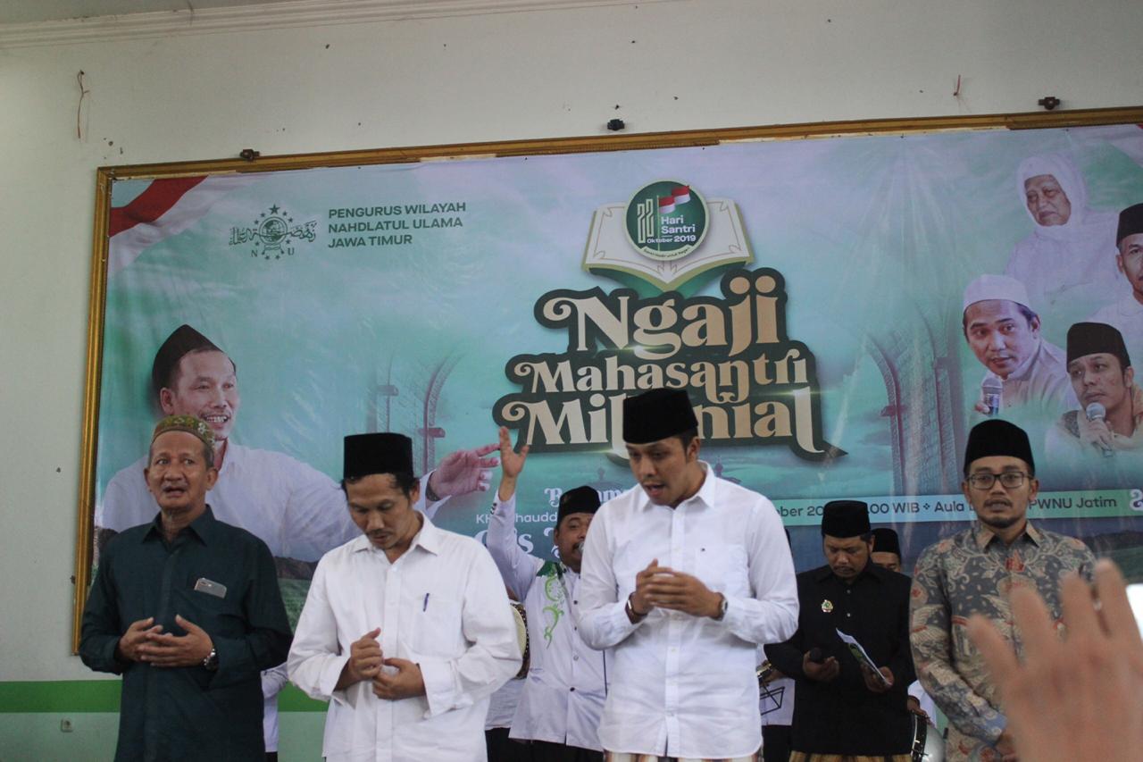 KH Agoes Ali Masyhuri bersama Gus Baha dalam Ngaji Mahasantri Milenial di PWNU Jawa Timur. (Foto: riadi/ngopibareng.id)