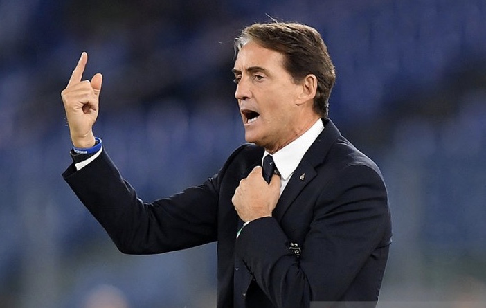 Gestur pelatih kepala tim nasional Italia Roberto Mancini saat menjamu Yunani dalam lanjutan Grup J Kualifikasi Piala Eropa 2020 di Stadion Olimpico, Roma, Italia. (Foto: Antara/Reuters)