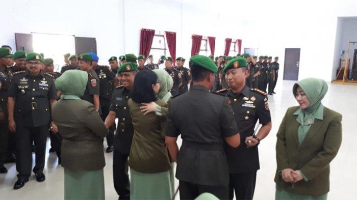 Acara penyerahan jabatan Dandim Kendari, Kolonel Hendi Suhendi kepada Kolonel Inf Alamsyah di Makorem 143 HO. (Foto: ist/ngopibareng.id)