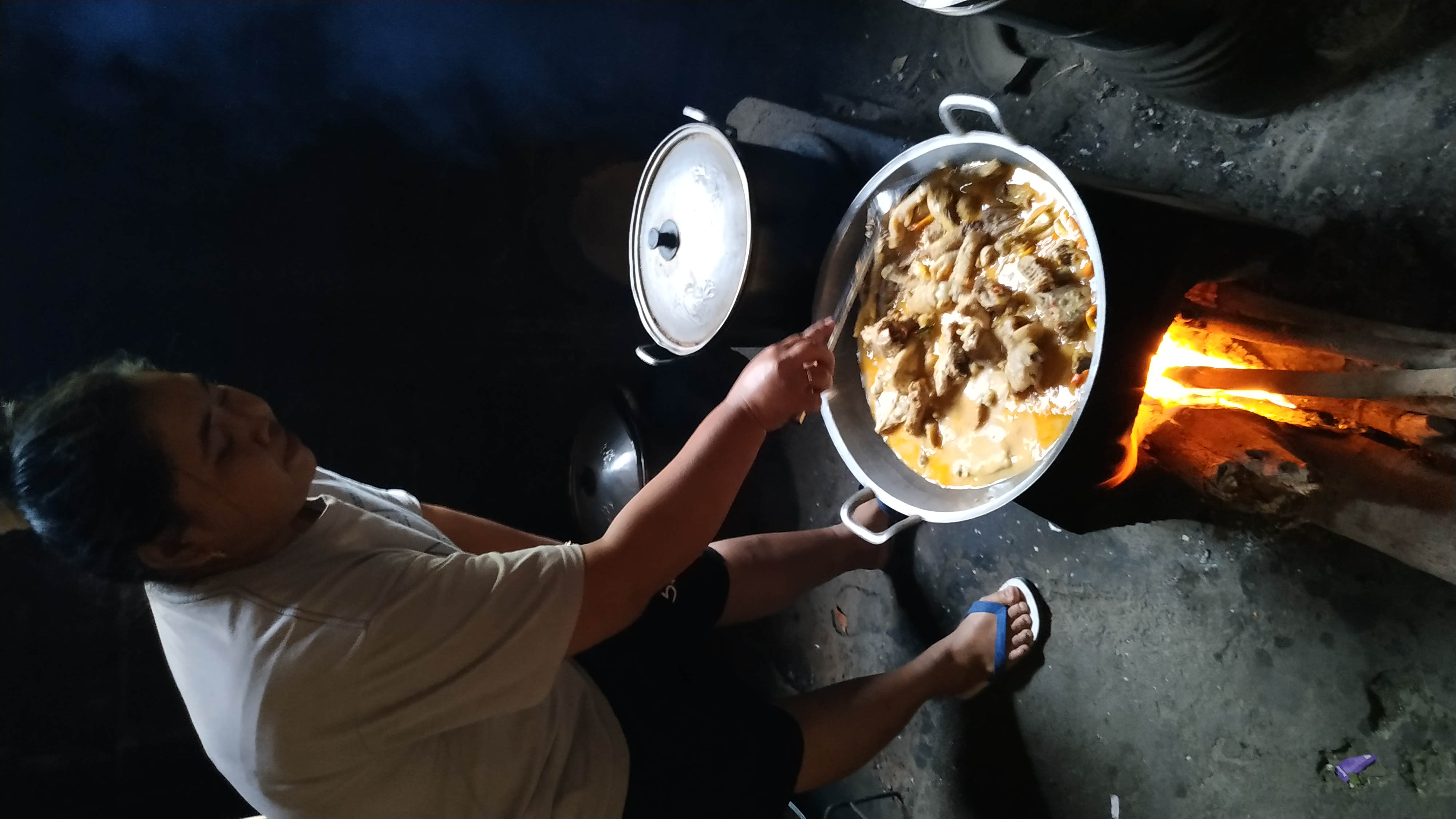 Ayam Lodho Bapake masih memakai cara masak tradisional, menggunakan kayu bakar arang. (Foto: Fendi/ngopibareng.id)