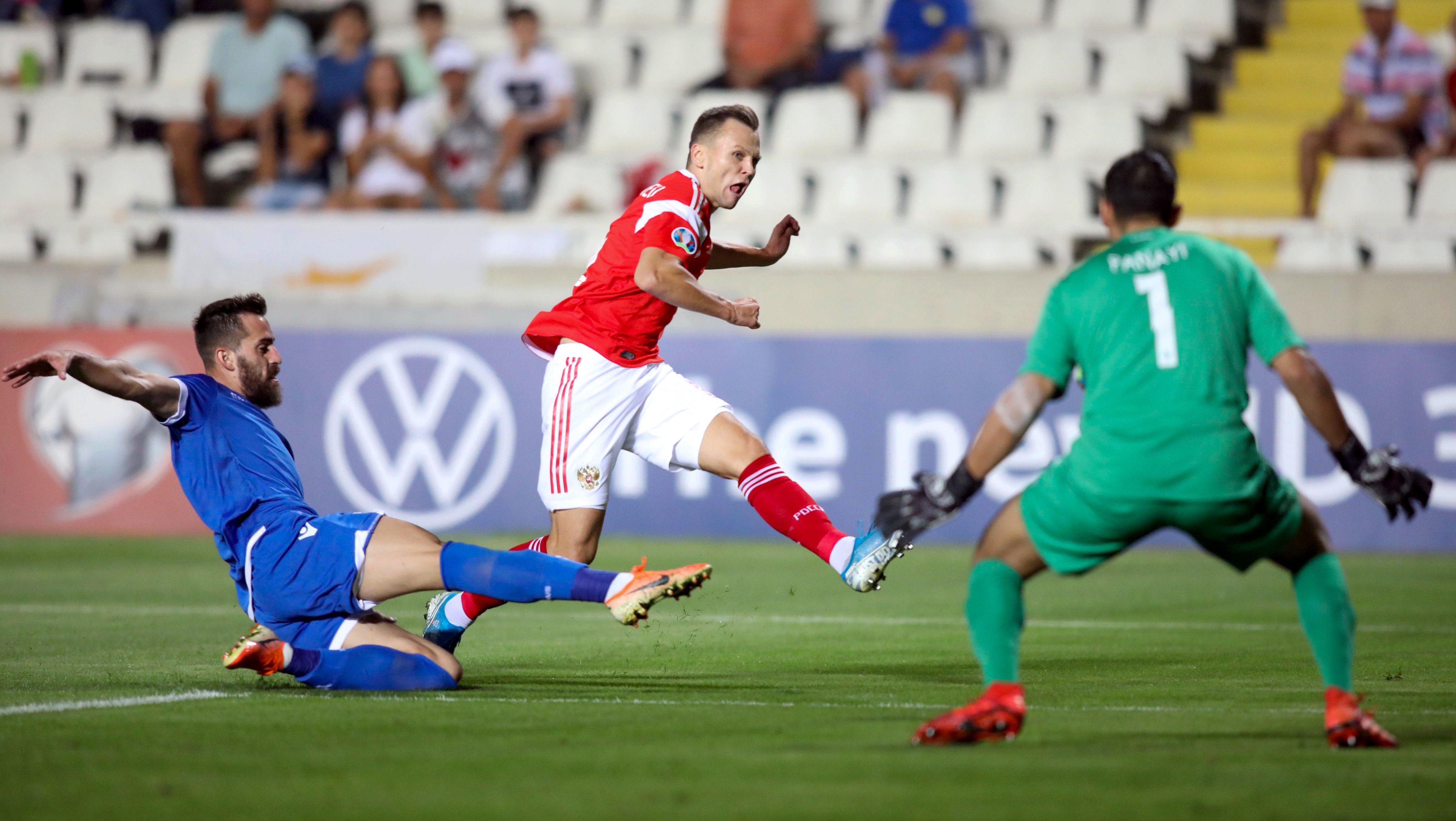 Aleksandr Golovin saat mencetak gol keempat Rusia ke gawang Siprus. (Foto: Twitter/@UEFAEURO)