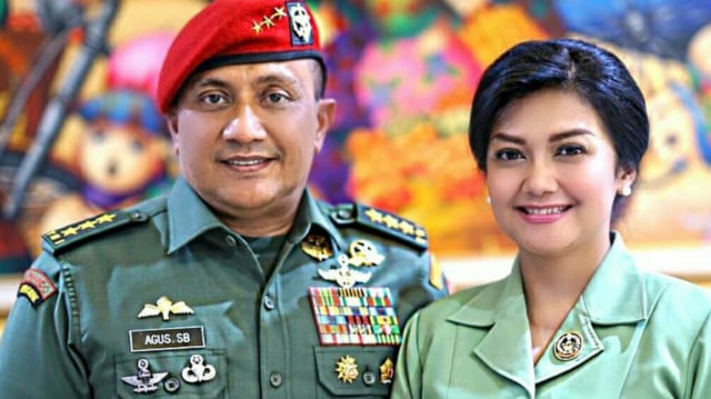 Mantan artis Bella Saphira bersama suami, Letnan Jenderal TNI Agus Surya Bakti.