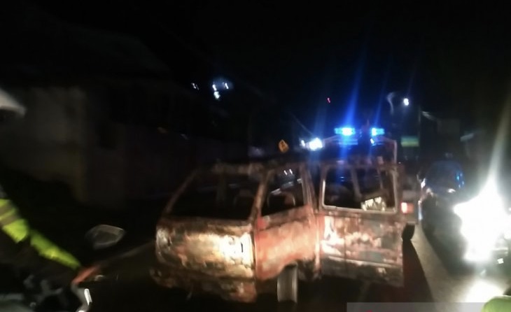 Polisi mengawal penderekan mobil Suzuki Carry yang terbakar di SPBU Bukit Ambacang. (Foto: dok/antara)