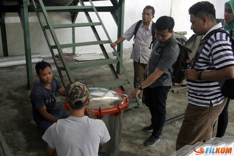 Tim doktor mengabdi saat melakukan pendampingan pada UKM gula merah di Kabupaten Kediri, Jawa Timur. (Foto: Dok. UB)