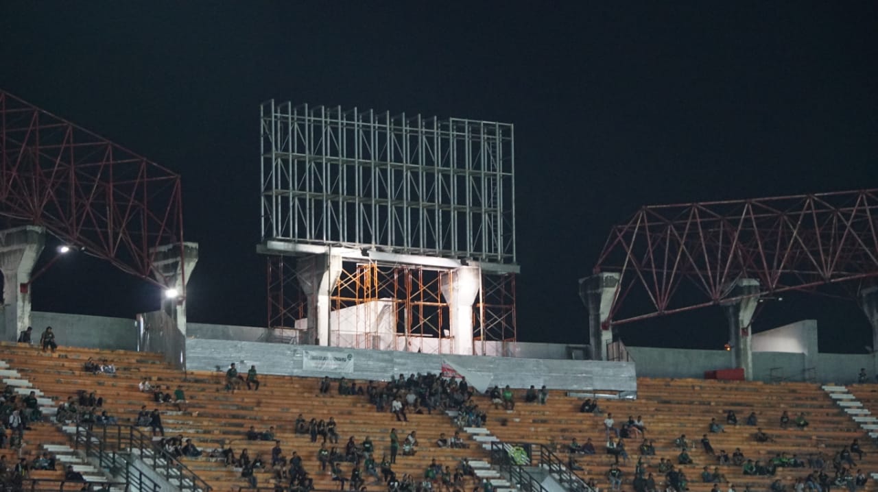 Pemasangan papan skor baru di Stadion Gelora Bung Tomo (GBT), Surabaya. (Foto: Haris/ngopibareng.id)