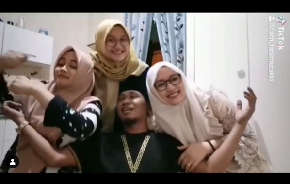 Achmad Fadil Muzakki Syah alias Lora Fadil bersama ketiga istrinya saat bermain Tik Tok diiringi lagu Madu Tiga.