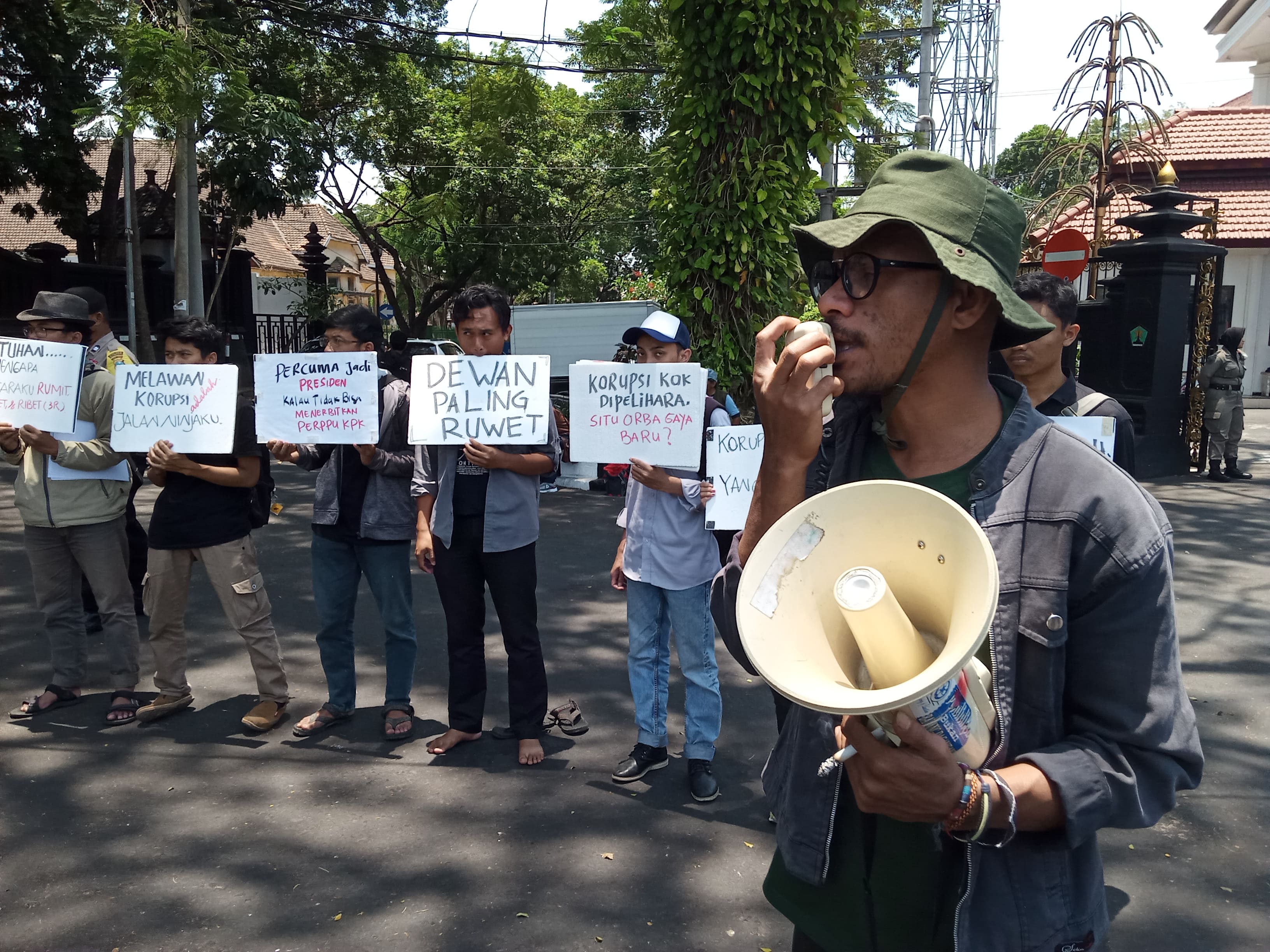 Korlap aksi, Atha Nursasi saat menyampaikan orasinya untuk mendesak Presiden mengeluarkan Perppu UU KPK (Foto: Theo/ngopibareng.id)