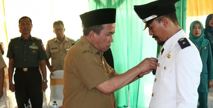 Wabub Pasuruan KH Mujib Imron melantik Khoiri sebagai kepala desa Rejoso Kidul menggantikan M Koiron yang kesandung kasus narkoba. (Foto: Dok Humas) 