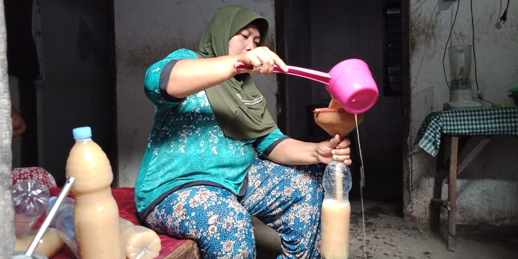 Purwati, berdagang jamu dan minuman tradisional. Usaha ini merupakan usaha turun temurun warga Desa Ringin Sari Kecamatan Kandat, Kediri. (Foto: Fendi/ngopibareng.id)
