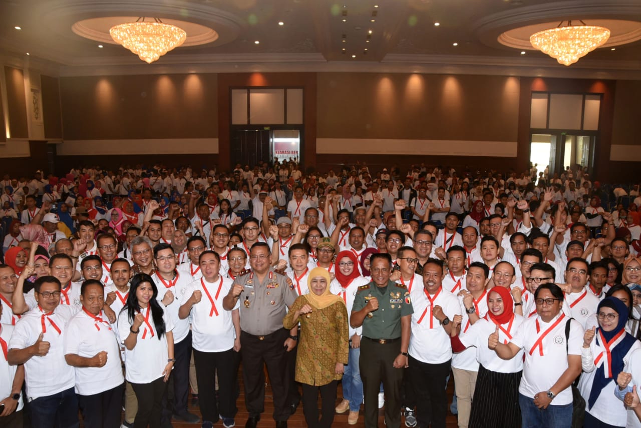 Gubernur Jawa Timur Khofifah Indar Parawansa saat menghadiri acara Forkas di Grand City. Acara ini juga dihadiri oleh Kapolda Jatim serta Pangdam V Brawijaya. (Foto: Faiq/ngopibareng.id)