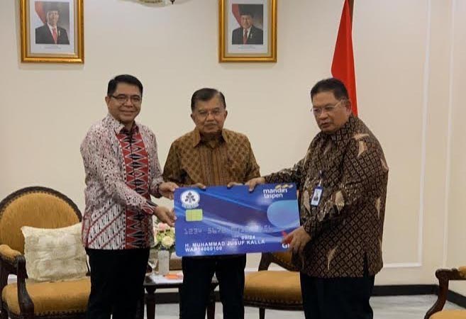 Wakil Presiden Jusuf Kalla (JK) menerima secara simbolis dana pensiun dan tabungan hari tua (THT) dari PT Taspen (Persero).