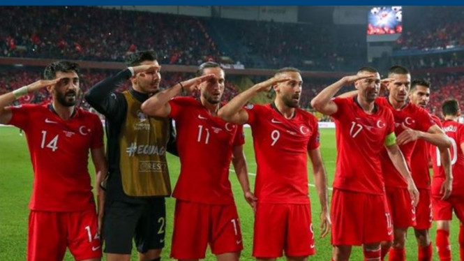 Para pemain Turki berselabrasi dengan melakukan salut ala militer seusai menahan Prancis 1-1 di laga Kualifiaksi Euro 2020, Selasa dinihari WIB, 15 Oktober 2019. (Foto: Twitter)