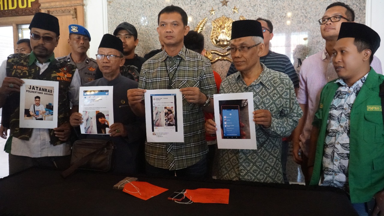 Konferensi pers dugaan penistaan agama yang dilatarbelakangi sakit hati di Polrestabes Surabaya, Selasa 15 Oktober 2019. (Foto: Faiq/ngopibareng.id)