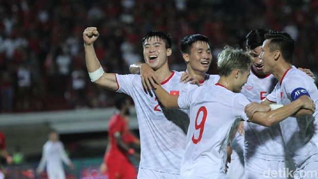 Timnas Vietnam panen gol di gawang Timnas Indonesia. Laga digelar di Stadion Kapten I Wayan Dipta, Kabupaten Gianyar, Bali, Selasa 15 Oktober 2019 malam.