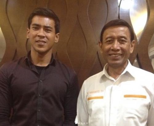 Dian Sidik pose bersama Menko Polhukam Wiranto. (Foto: Instagram)