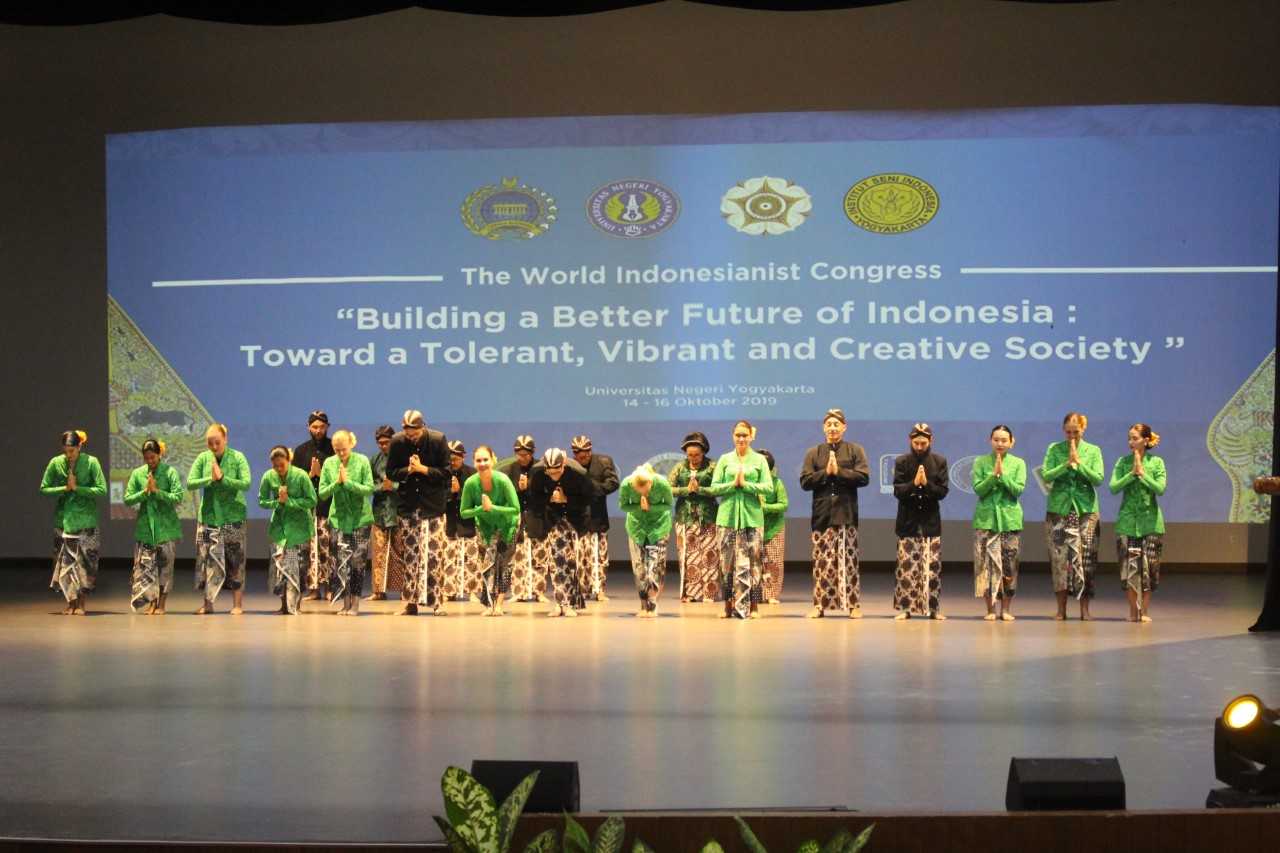 Para Indonesianis saat pembukaan The World Indonesianist Congress di Jogjakarta. (Foto:kemlu for ngopibareng.id)