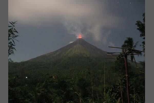 Semburan sinar api di Gunung Karangetang, di Pulau Siau, Sulawesi Utara.
