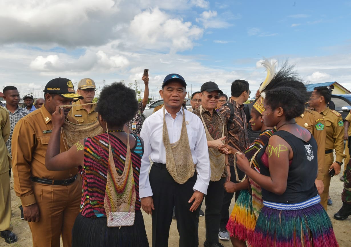 Mendikbud Muhadjir Effendy berkunjung ke Wamena melihat kegian belajar mengajar pasca kerusuhan. ( foto: BKLM Kemdikbud )