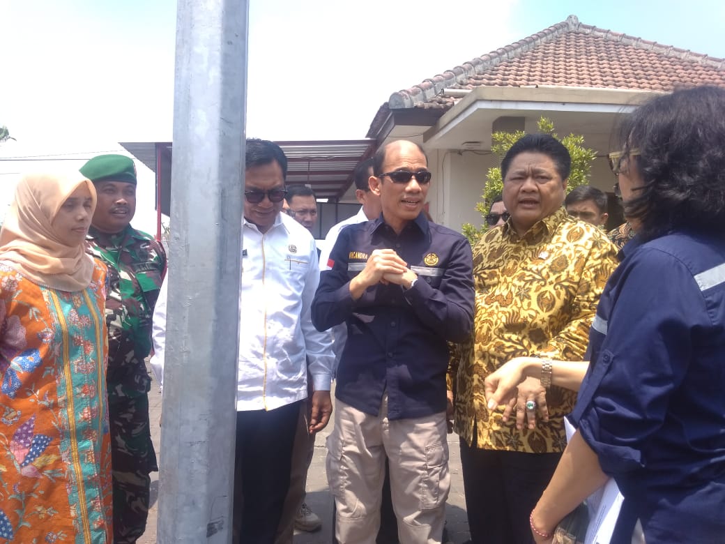 Wakil Menteri ESDM, Arcandra Tahar, saat meninjau lokasi pemasangan lampu jalan tenaga surya, di Kecamatan Lesanpuro, Kelurahan Kedungkandang, Kota Malang. (Foto: Theo/ngopibareng.id)