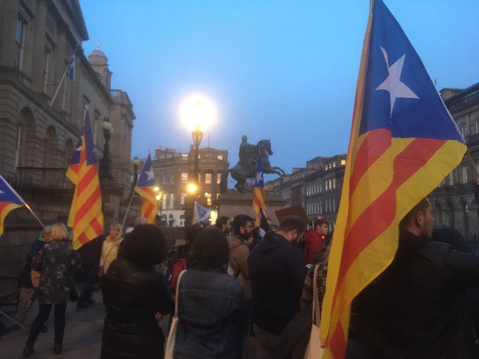 Kerusuhan di Katalunya membuat laga sarat emosi ini diusulkan agar dipindah ke Madrid.