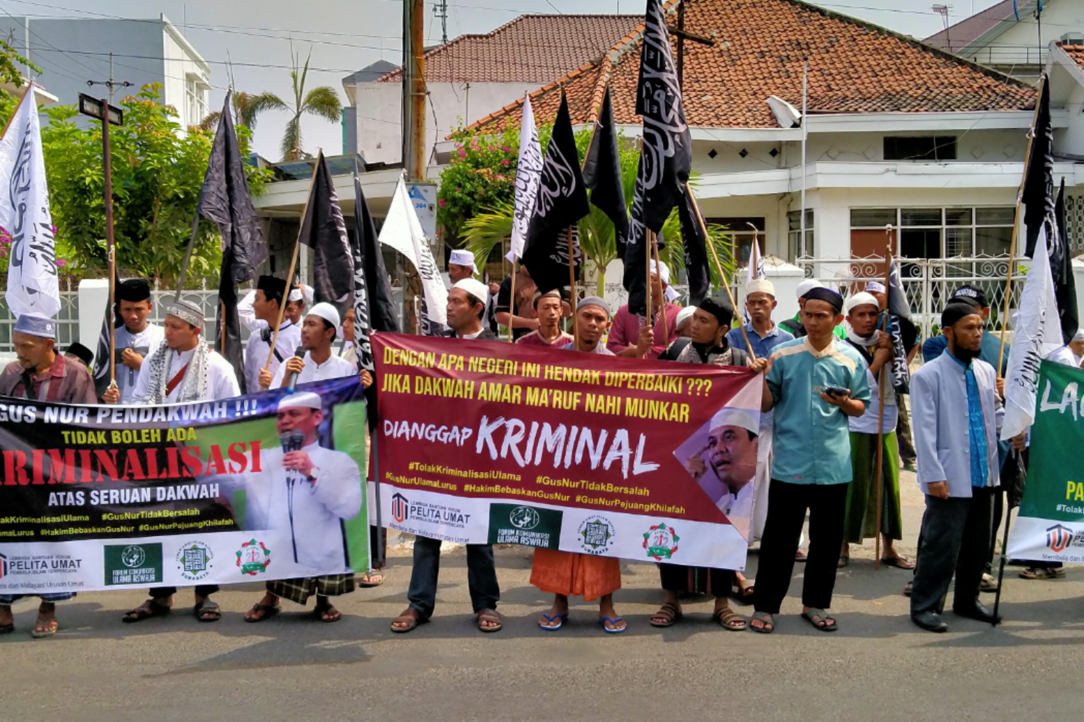Simpatisan Gus Nur melakukan aksi di sisi utara Kantor PN Surabaya, Jalan Arjuno, Kamis 17 Oktober 2019. (Foto: Fariz/ngopibareng.id)