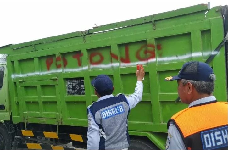 Temuan truk yang terbukti ODOL di Tol Surabaya-Mojokerto (Foto: Antara/HO/Jasa Marga)