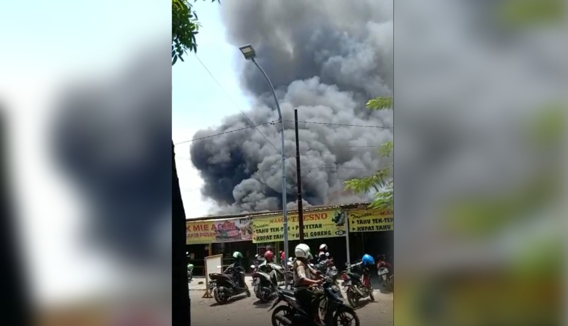 Kebakaran di dekat Pasar Rungkut. (Foto: Istimewa) 