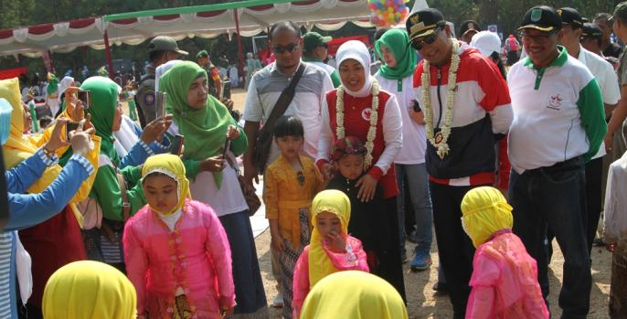 Bupati Pasuruan, Irsyad Yusuf didampingi istri menghadiri peringatan hari anak nasional di Pandaan. (Foto: Dok Humas)