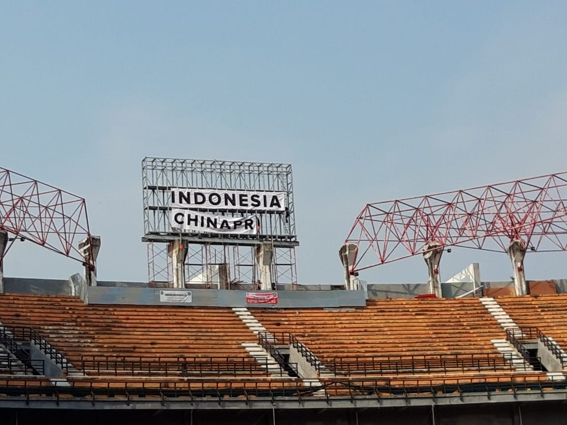 Papan skor di Stadion Gelora Bung Tomo (GBT) masih manual. (Foto: Haris/ngopibareng.id)
