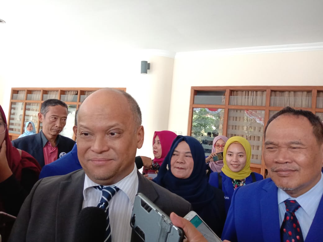 Ilham Habibie ketika diwawancarai usai menyampaikan orasi ilmiahnya di Gedung Graha Cakrawala, Universitas Negeri Malang, Kamis 17 Oktober 2019. (Foto: Theo/ngopibareng.id)