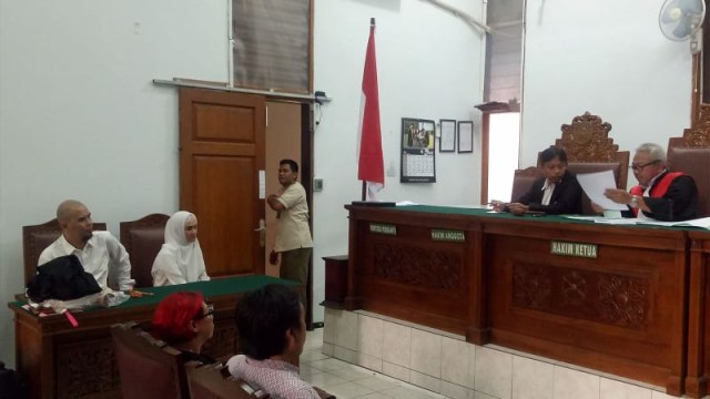 Pasangan musisi Ahmad Dhani dan Mulan Jameela saat sidang ganti nama lahir menjadi nama panggung di Pengadilan Negeri Jakarta Pusat, 26 Juli 2018.