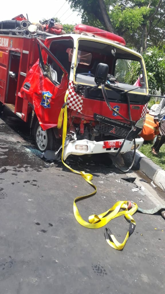 Mobil PMK yang mengalami kecelakaan. (Foto: istimewa)