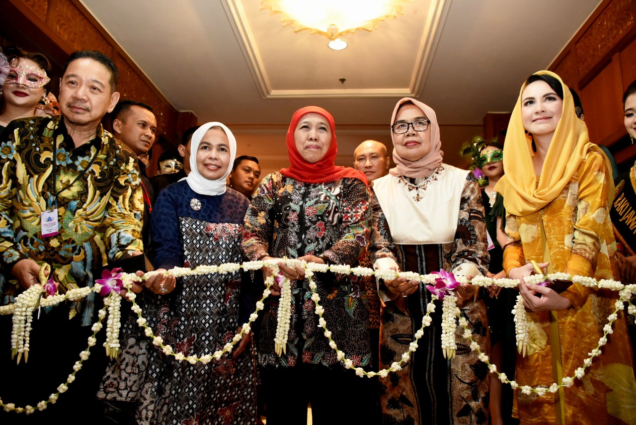 Gubernur Jatim Khofifah Indar Parawansa membuka pameran perhiasan di Surabaya. (Foto: Faiq/ngopibareng.id)