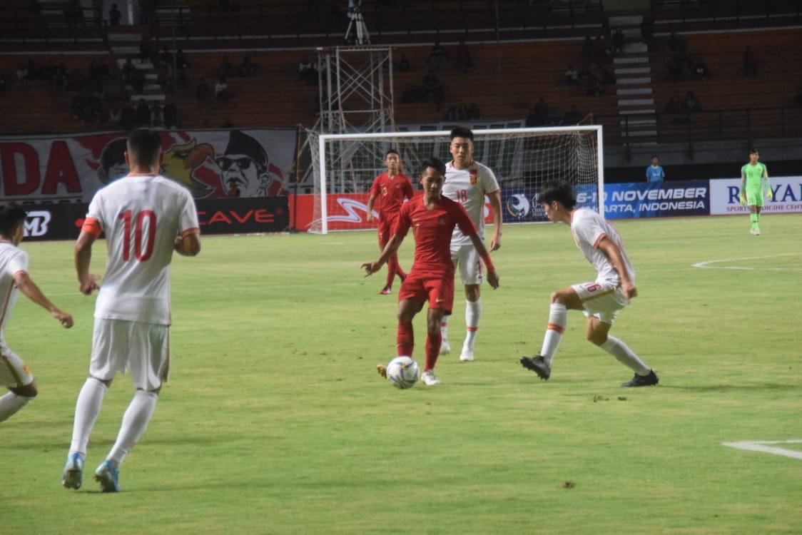 Beckham Putra dkk tampil apik di pertandingan uji coba kontra China U-19 di Stadion Gelora Bung Tomo, Surabaya, Kamis 17 Oktober 2019. (Foto: Haris/ngopibareng.id)